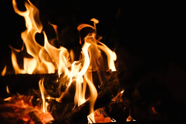 Oheň v krbu, Poznámka mělké hloubky ostrosti — Stock fotografie
