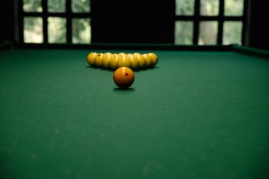 Bilardo topları yakın bilardo masası. Bilardo masasında bilardo topları