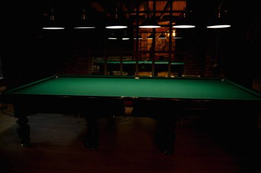Rus bilardoları için büyük yıpranmış ahşap masa. Snooker tablosu boş.