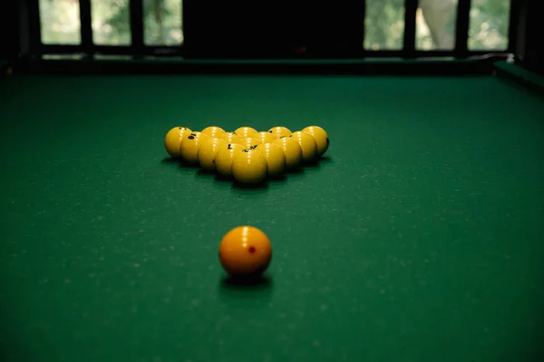 Mesa de bilhar com bolas de bilhar fechar para cima. Bolas de bilhar em uma mesa de bilhar — Fotografia de Stock