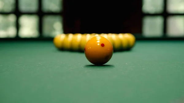 Bilardo topları yakın bilardo masası. Bilardo masasında bilardo topları — Stok fotoğraf