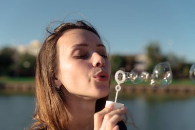 Kabarcıklar üfleme bir elbise genç güzel kadın Portresi