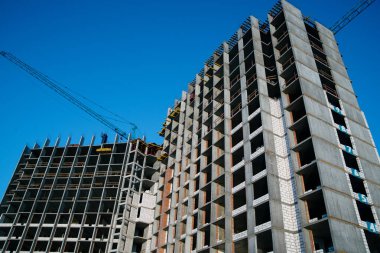 Çok katlı bina yapım aşamasında. Yeni konut kompleksi. Yeni konut binası.