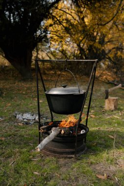 Çaydanlık yürüyüşü, şenlik ateşinde bowling. Kazıkta kazanda balık çorbası kaynıyor..