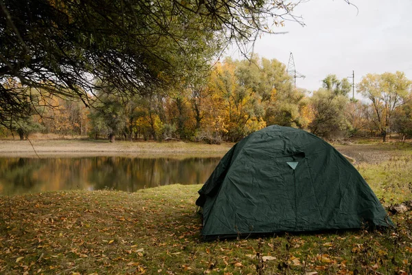 秋天在湖边的森林里搭起绿色帐篷 — 图库照片
