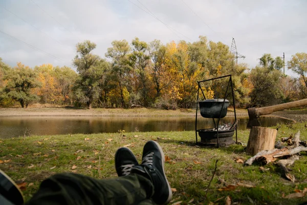 Par ben vila i tältet vid sjön. Hiker njuta utsikten utanför och e gratis vandra semester — Stockfoto