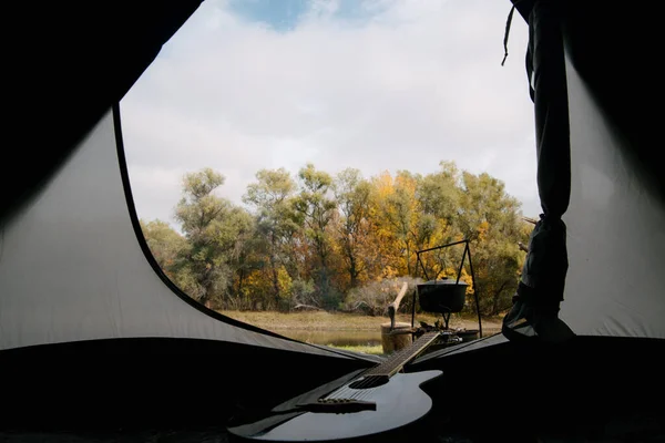 两腿在湖边的帐篷里休息。徒步旅行者享受视野和 e 免费徒步度假 — 图库照片