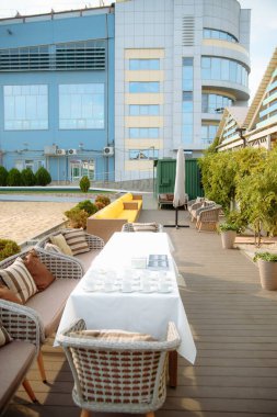 Düğün günü ziyafet salonunun dekorasyonu.