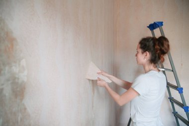 Ev yenileme, onarım, kadın duvar kağıdı eski kaldırma oda duvar