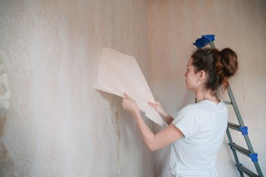 Ev yenileme, onarım, kadın duvar kağıdı eski kaldırma oda duvar