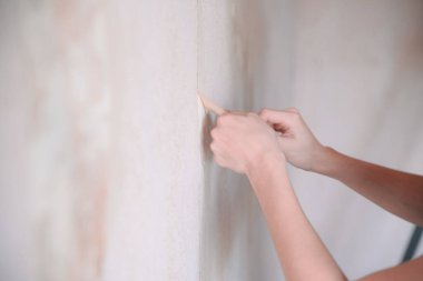 Ev yenileme, onarım, kadın duvar kağıdı eski kaldırma oda duvar
