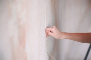 Ev yenileme, onarım, kadın duvar kağıdı eski kaldırma oda duvar