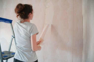 Ev yenileme, onarım, kadın duvar kağıdı eski kaldırma oda duvar