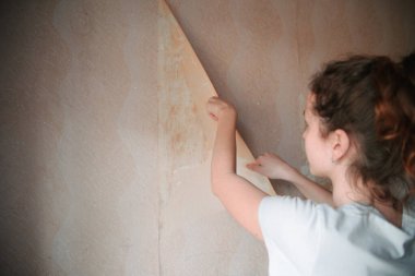 Ev yenileme, onarım, kadın duvar kağıdı eski kaldırma oda duvar