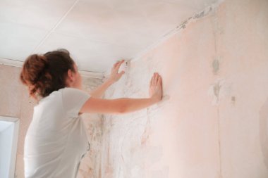 Ev yenileme, onarım, kadın duvar kağıdı eski kaldırma oda duvar