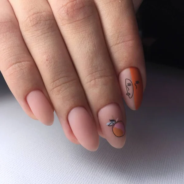 Mãos femininas com manicure rosa elegante no fundo branco — Fotografia de Stock