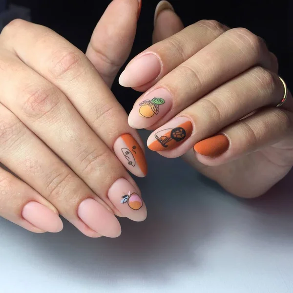 Vrouwelijke handen met stijlvolle roze manicure op witte achtergrond — Stockfoto