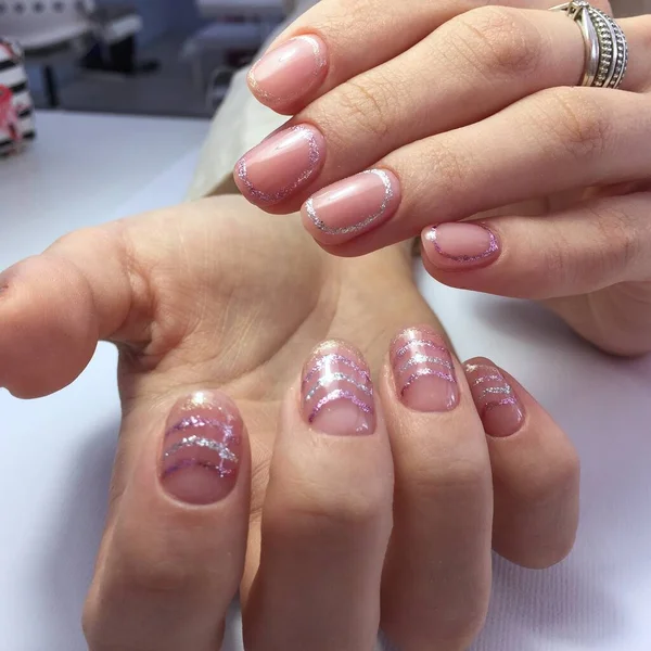 Kobiece ręce ze stylowym różowym manicure na białym tle — Zdjęcie stockowe