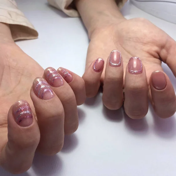 Mani femminili con elegante manicure rosa su sfondo bianco — Foto Stock