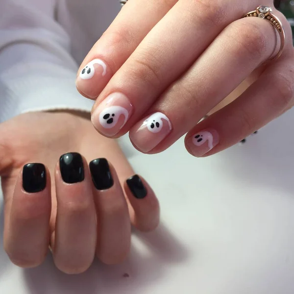 Vrouw met vleeskleurige manicure met design, close up — Stockfoto