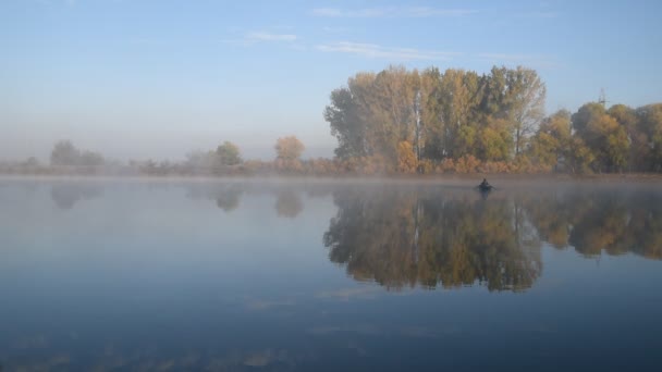 Przejrzysty Mglisty Poranek Nad Rzeką Piękny Krajobraz Rzeką Mglisty Poranek — Wideo stockowe