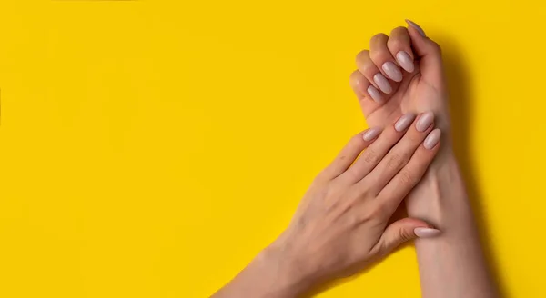 Manos Femeninas Con Una Hermosa Manicura Sobre Fondo Amarillo Vista — Foto de Stock