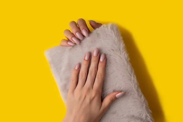 Manos Femeninas Con Una Hermosa Manicura Sobre Fondo Amarillo Vista — Foto de Stock