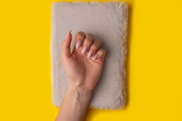 Manos Femeninas Con Una Hermosa Manicura Sobre Fondo Amarillo Vista — Foto de Stock