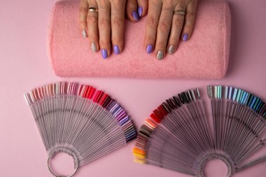 Manikür süreci, en iyi manzara. Güzellik salonunda manikür. Manikür konsepti, düz yatak..