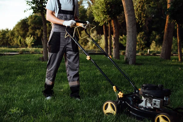 Ung Manlig Trädgårdsmästare Overall Använder Gräsklippare Man Klipper Gräsmattan Med — Stockfoto