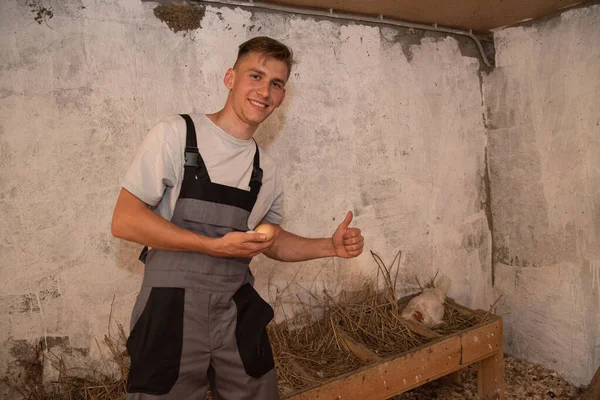 Maschio Agricoltore Che Tiene Uova Mano Uomo Sta Mostrando Cibo — Foto Stock