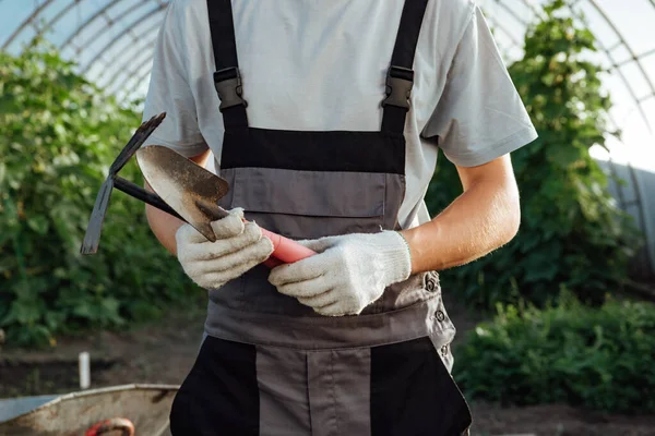 Uomo Con Attrezzi Giardino Giovane Agricoltore Felice Posa Con Strumenti — Foto Stock