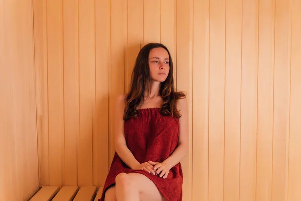 Junge Frau Sitzt Auf Holzbank Der Sauna Schöne Frau Entspannt — Stockfoto