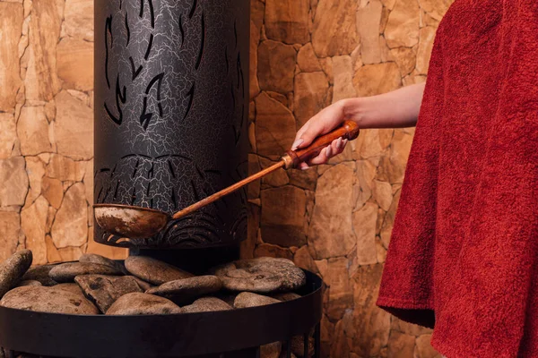 Žena Ručně Nalévá Vodu Horkého Kamene Tradiční Dřevěné Sauně Lázeňské — Stock fotografie