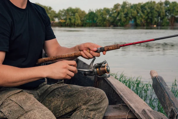 Joven Pescando Lago Desde Barco Pescador Viejo Bote Remos Madera —  Fotos de Stock