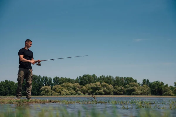 Pesca Nel Fiume Ritratto Pescatore Con Una Canna Pesca Pescatore — Foto Stock