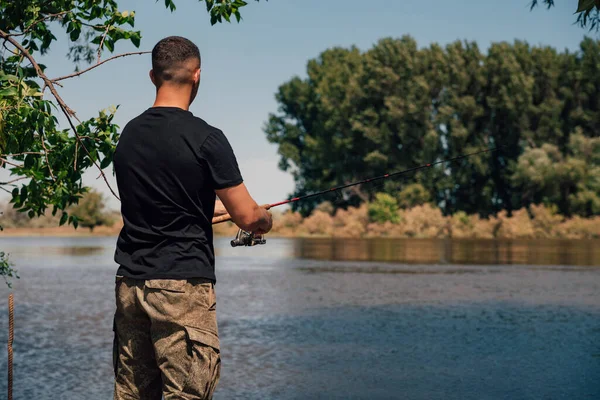 Giovane Uomo Che Pesca Lago Dalla Barca Pescatore Nel Vecchio — Foto Stock