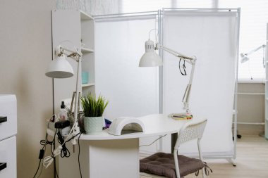 Güzellik salonu, insan yok. Profesyonel aletleri olan manikür işyerleri. Boş modern manikür salonu. Manikür ustaları için işyerleri