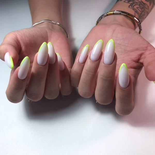 Manicura Multicolor Cerca Las Manos Mujer Joven Con Manicura Pastel —  Fotos de Stock