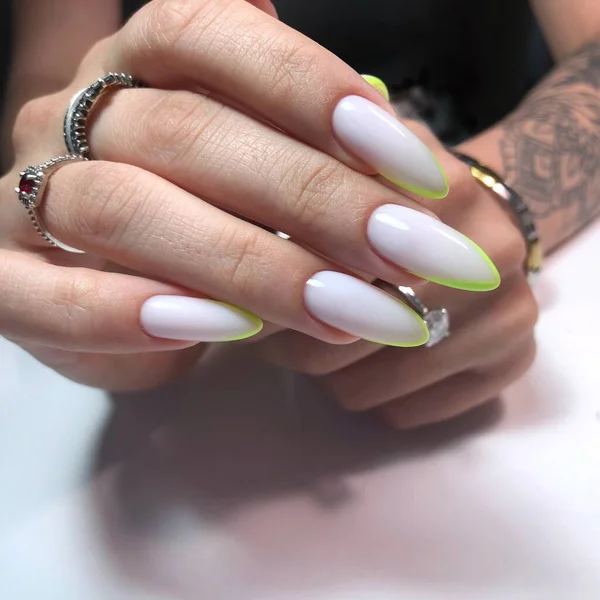 Kolorowy Manicure Bliska Młoda Kobieta Ręce Pastelowym Manicure — Zdjęcie stockowe