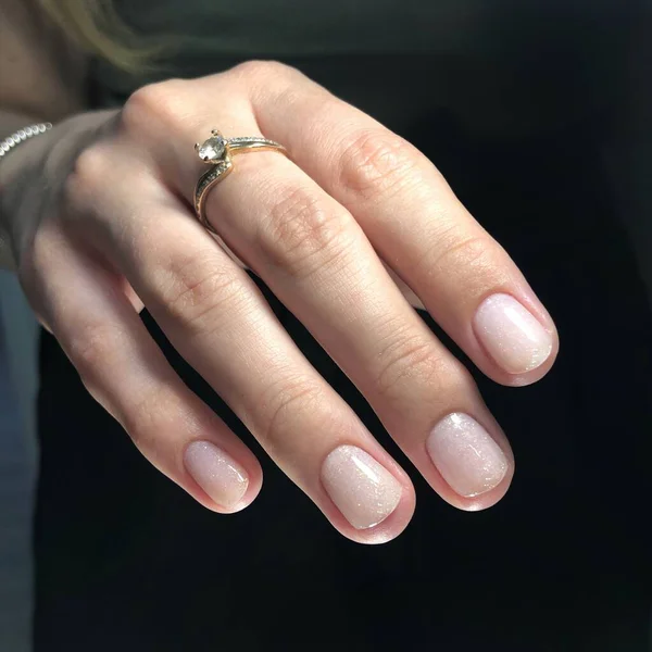 Χέρια Μιας Γυναίκας Ροζ Μανικιούρ Στα Νύχια Μανικιούρ Έννοια Σαλόνι — Φωτογραφία Αρχείου