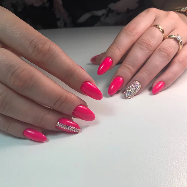 Bela Mão Feminina Com Manicure Vermelho Close Manicure Gel Polonês — Fotografia de Stock