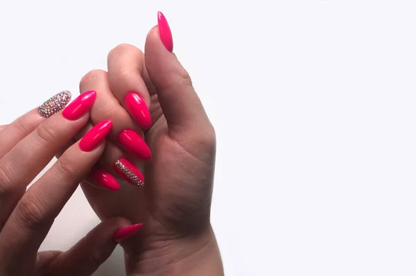 Piękny Żeński Dłoń Czerwonym Manicure Zbliżenie Manicure Żel Polski Czerwony — Zdjęcie stockowe