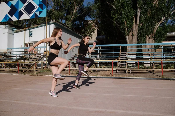 Αθλητικά Κορίτσια Τρέχουν Αθλητικά Κορίτσια Τρέχουν Στο Στάδιο Νεαρές Γυναίκες — Φωτογραφία Αρχείου