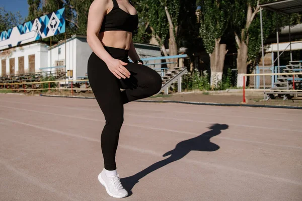 Atletik Kız Koşuyor Atletik Kız Stadyumda Koşuyor Genç Kadın Güneşli — Stok fotoğraf