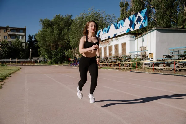 Αθλητικό Κορίτσι Τρέχει Αθλητικό Κορίτσι Τρέχει Στο Στάδιο Νεαρή Γυναίκα — Φωτογραφία Αρχείου