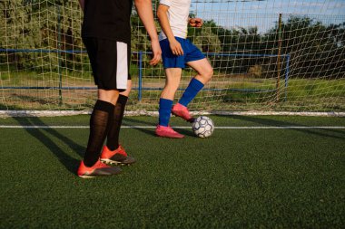 Futbolcular futbol sahasında oynarlar. Futbolcular eylemde. Futbol sporu kavramı.
