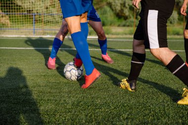 Futbolcular futbol sahasında oynarlar. Futbolcular eylemde. Futbol sporu kavramı.