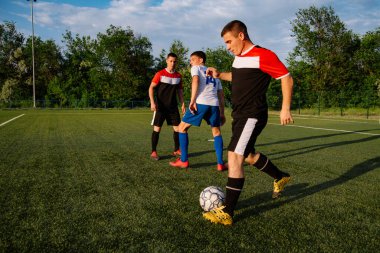 Futbolcular futbol sahasında oynarlar. Futbolcular eylemde. Futbol sporu kavramı.
