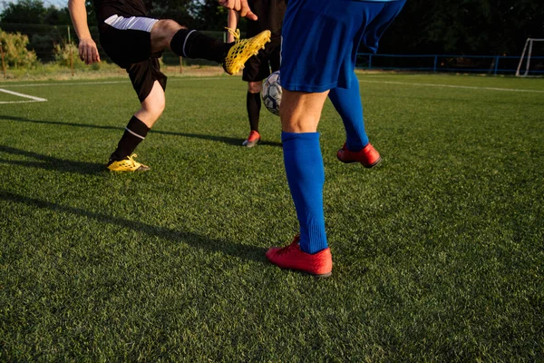 Футболисты Играют Футбол Футбольном Поле Футболисты Действии Концепция Футбольных Видов — стоковое фото